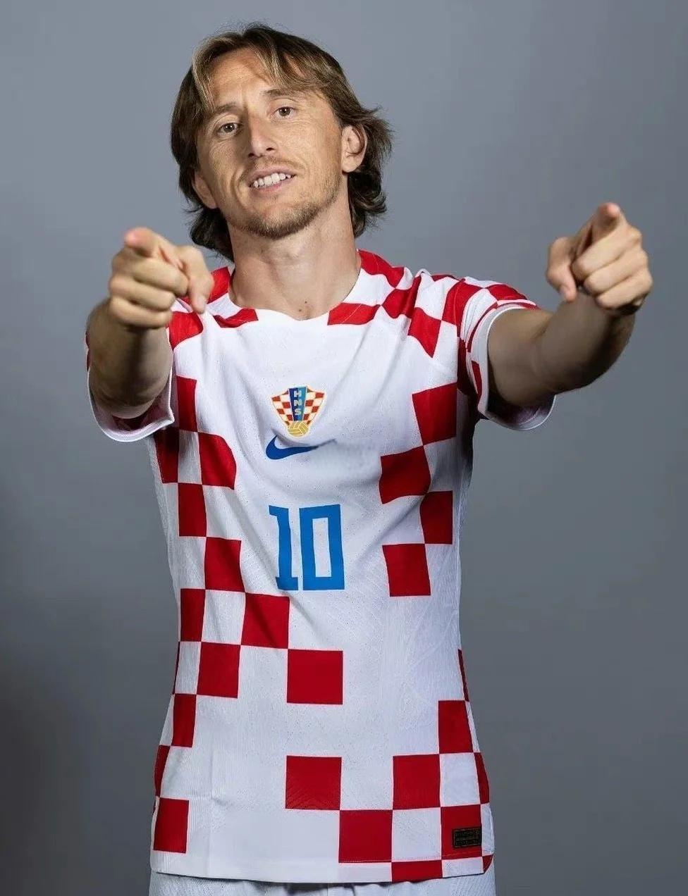 崩盘预警！皇马更衣室分裂，阿隆索帅位悬了，战曼城是最后救赎！