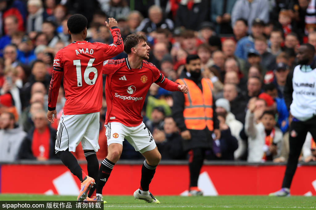 记者：切尔西在努力引进罗克，曼联也在关注他的情况